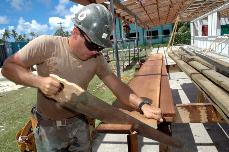 menuisier-POURRIERES-min_worker_construction_building_carpenter_male_job_build_helmet-893290